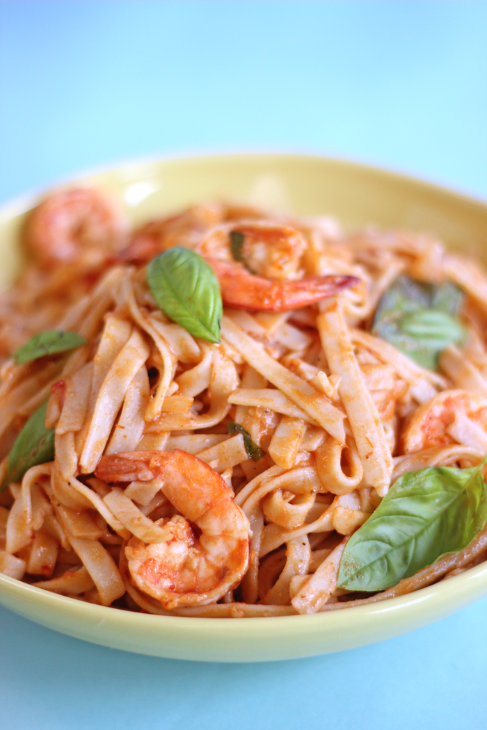 Gluten free Shrimp linguine tossed in a light savoury tomato sauce and topped with garlic sautéed shrimps; it’s creamy, flavourful and satisfying. 