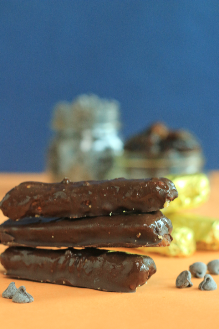Healthy DIY Twix chocolate bars with layers of coconut flour shortbread, date caramel and silky smooth chocolate to wrap it all up in a bit sized treat. |HEALTHNUT NUTRITION|