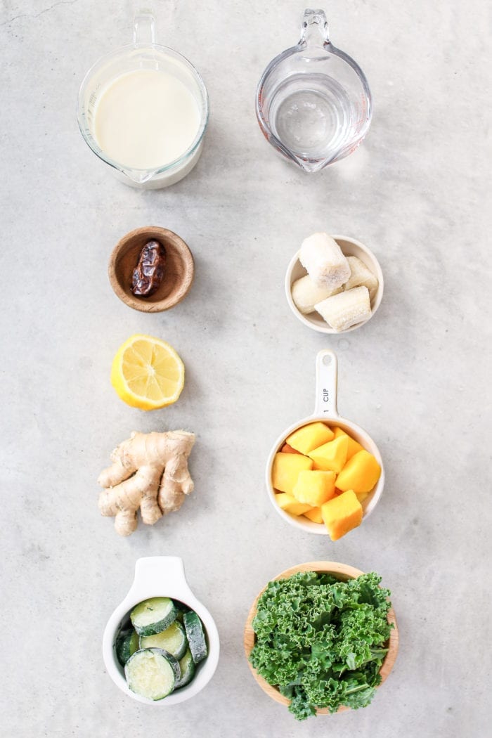 Immunologiaa vahvistava vihreä smoothie, joka on valmis alle 5 minuutissa ja täynnä lehtikaalia, kesäkurpitsaa, mangoa, banaania ja kirpeää inkivääriä!