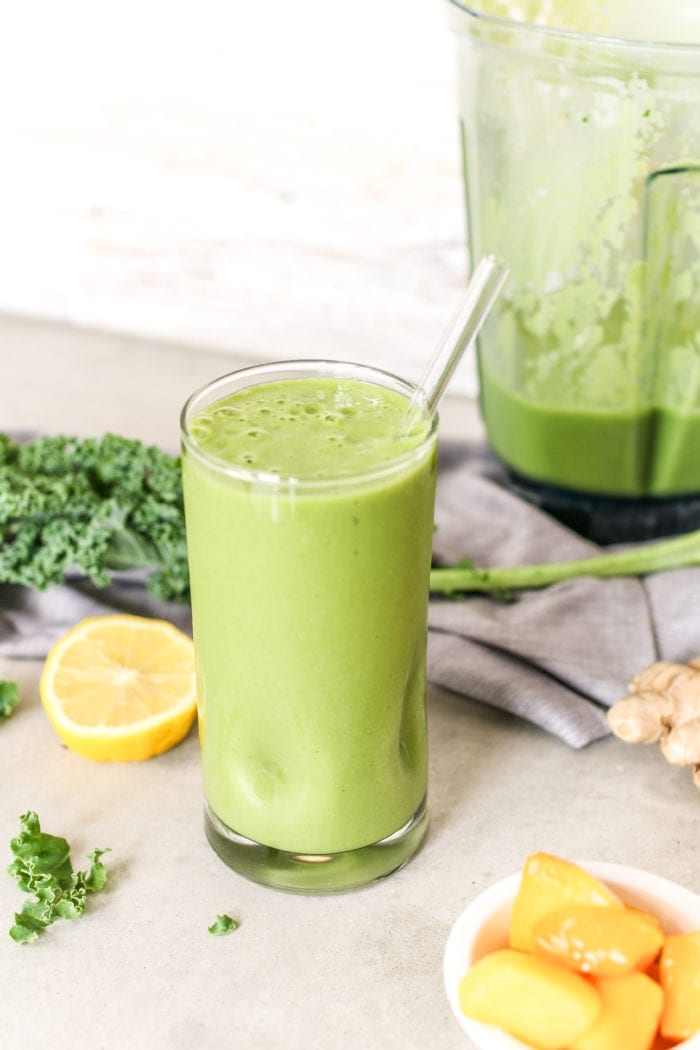 Immunologiaa vahvistava vihreä smoothie, joka on valmis alle 5 minuutissa ja täynnä lehtikaalia, kesäkurpitsaa, mangoa, banaania ja kirpeää inkivääriä!
