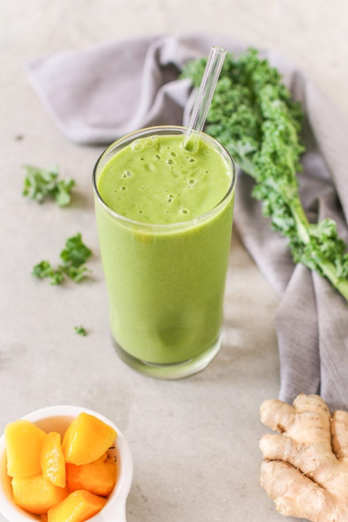 Immunologiaa vahvistava vihreä smoothie, joka valmistuu alle 5 minuutissa ja on täynnä lehtikaalia, kesäkurpitsaa, mangoa, banaania ja kirpeää inkivääriä!