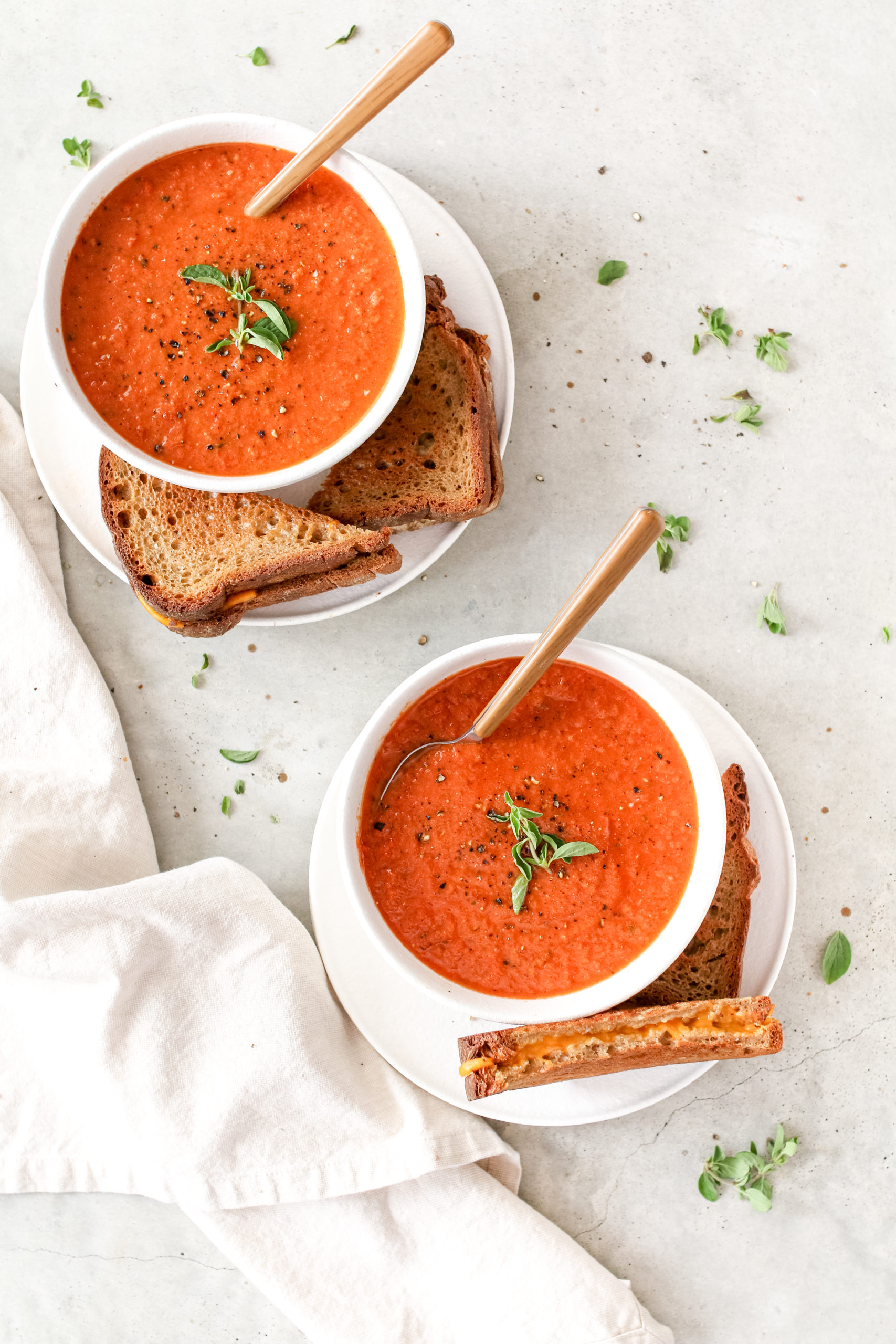 This Fire-Roasted Tomato Bisque is creamy and so satisfying! It's made fire-roasted tomatoes, packed full of flavour and ready in just 10 minutes!