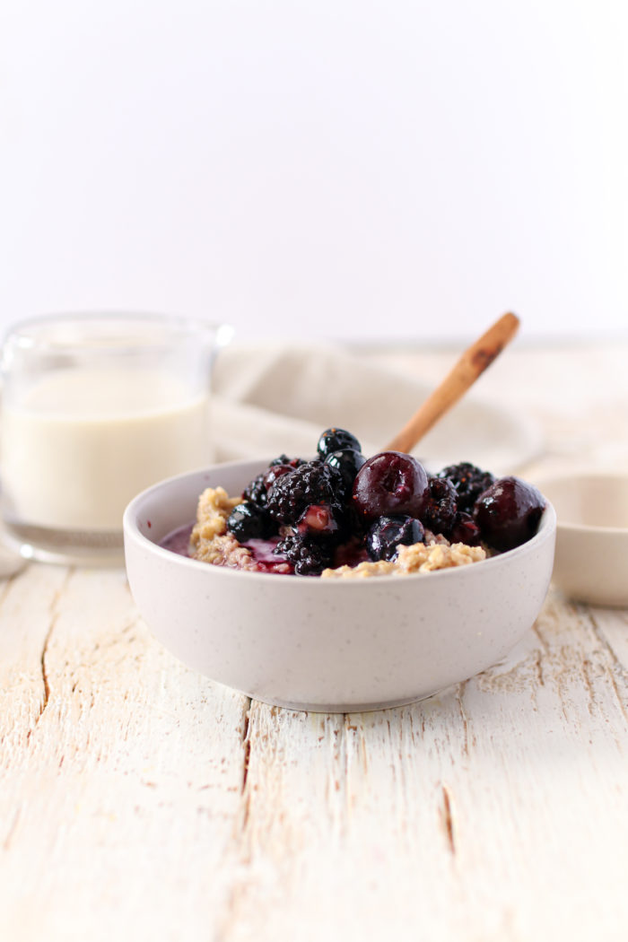 Simple creamy banana oatmeal, naturally sweetened and ready in 5 minutes. An easy and satisfying breakfast recipe that will keep you energized all day long!