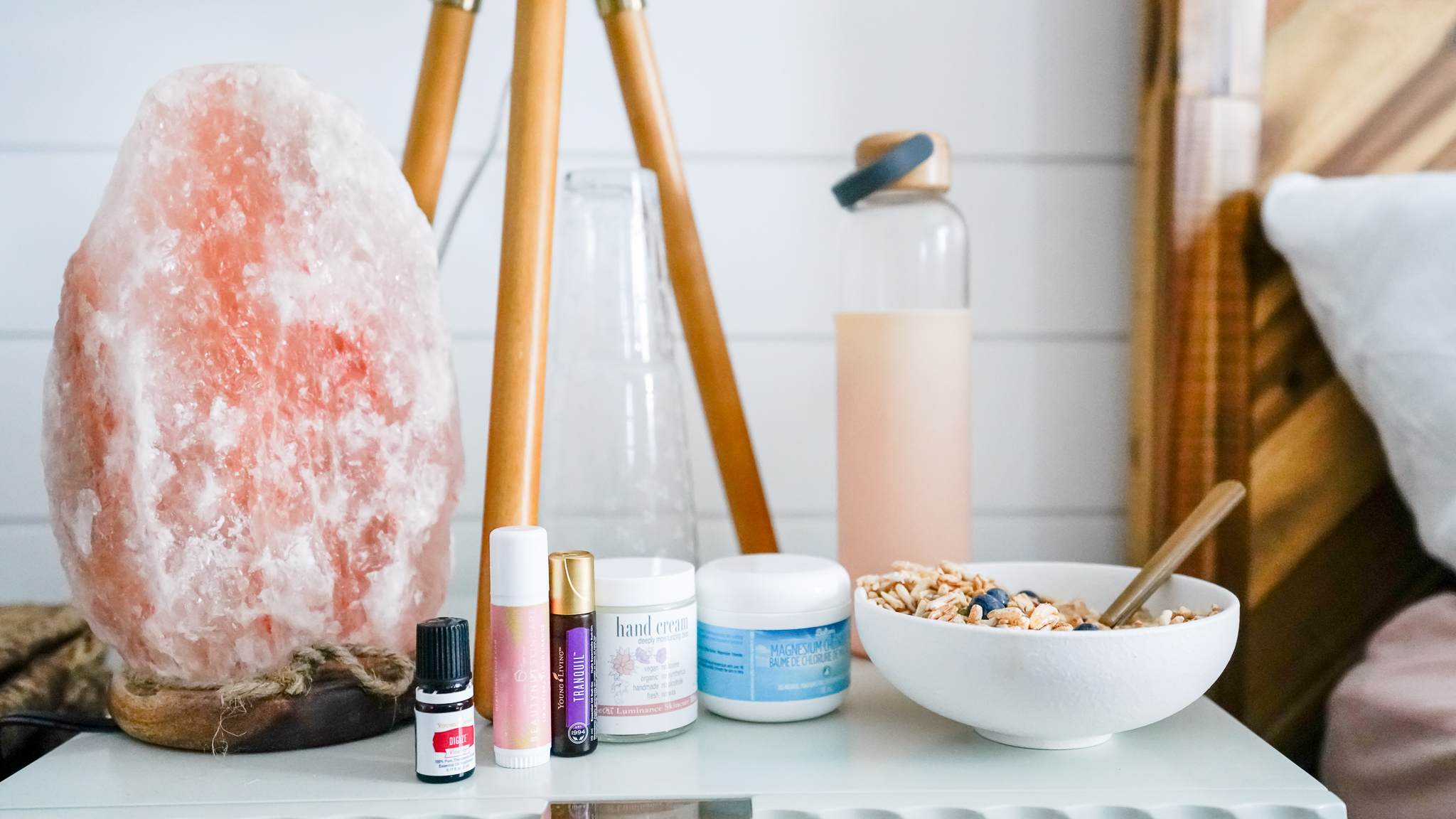 Tips for creating a calm and relaxing pregnancy night time routine, to get a good sleep! My healthy and mindful night time routine during my third trimester, including what I eat, skincare, stretches, calming essential oils, acupressure, and pregnancy pillow setup.